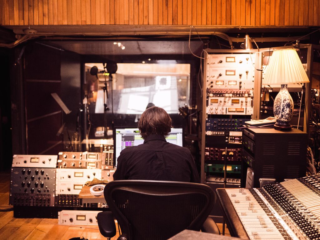 Un studio d'enregistrement professionnel pour vos vidéos réalisées par Capsule 12.